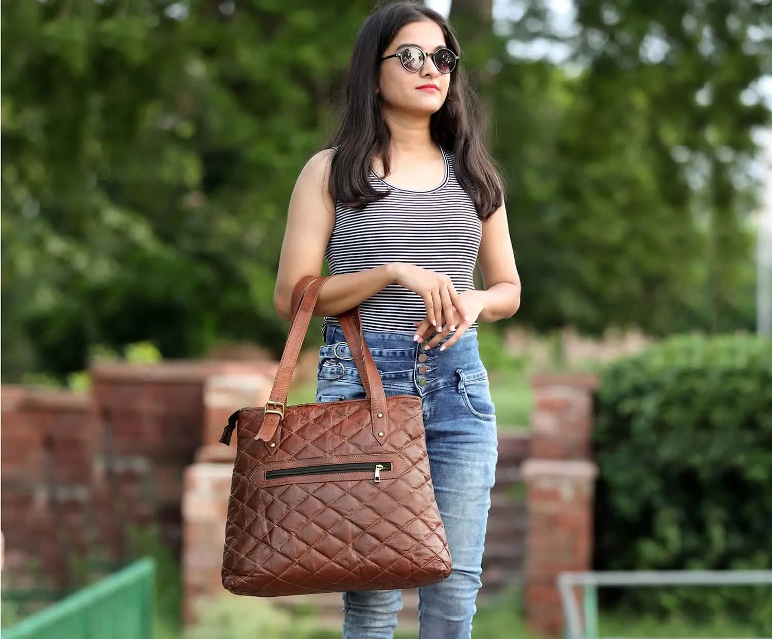 Elegant Vintage Brown Goat Leather Oversized Handbag with Secure Zipper Closure